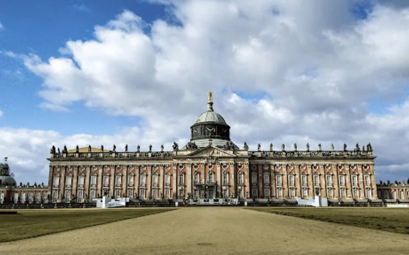 Cung điện Sanssouci (Đức) – dinh thự mùa hè của vua Frederick Đại đế, là một ví dụ hoàn hảo cho sự tinh tế của Rococo.