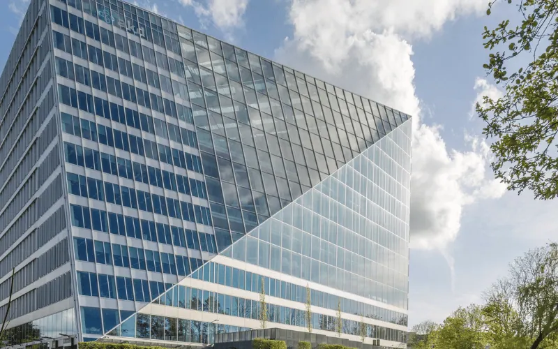 Tòa nhà The Edge (Amsterdam) – một trong những tòa nhà văn phòng thông minh và bền vững nhất thế giới.