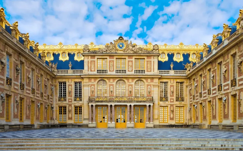 Cung điện Versailles (Pháp) – biểu tượng quyền lực của Vua Louis XIV với quy mô đồ sộ và trang trí lộng lẫy.